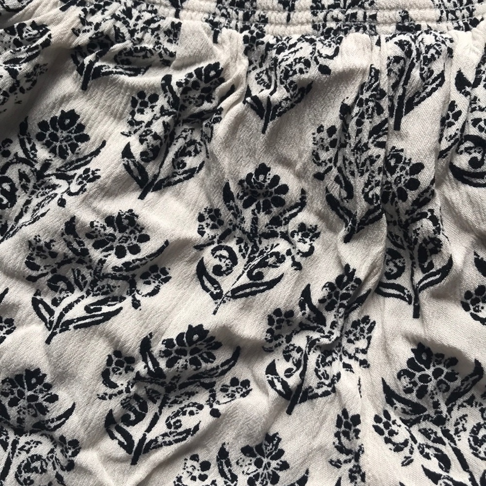 Flowy Patterned Shorts - Picture 5 of 5